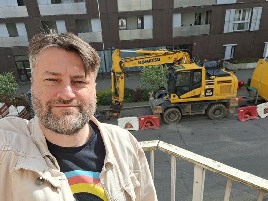 Selfie sur fond d'engin de chantier
