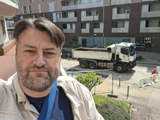 Selfie sur fond de camion benne